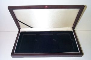 Guardhouse Universal Mahogany Style Display Box for 3 Slabs #23040